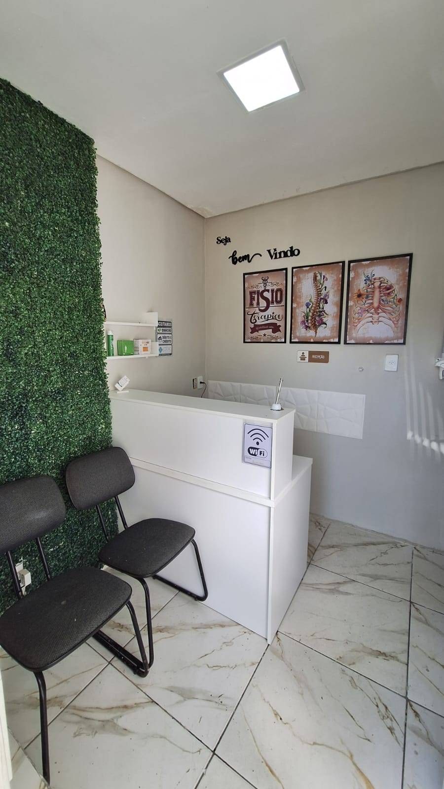 Recepção do consultório com parede verde