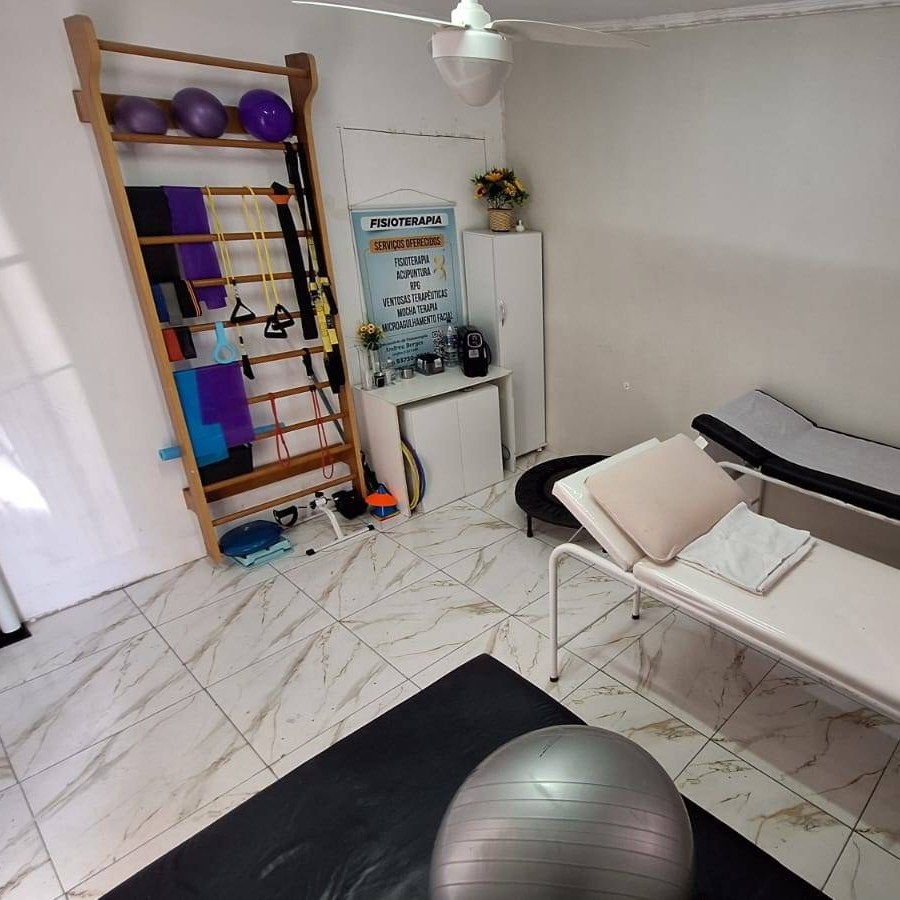 Sala de atendimento com espaldar, faixas elásticas e macas