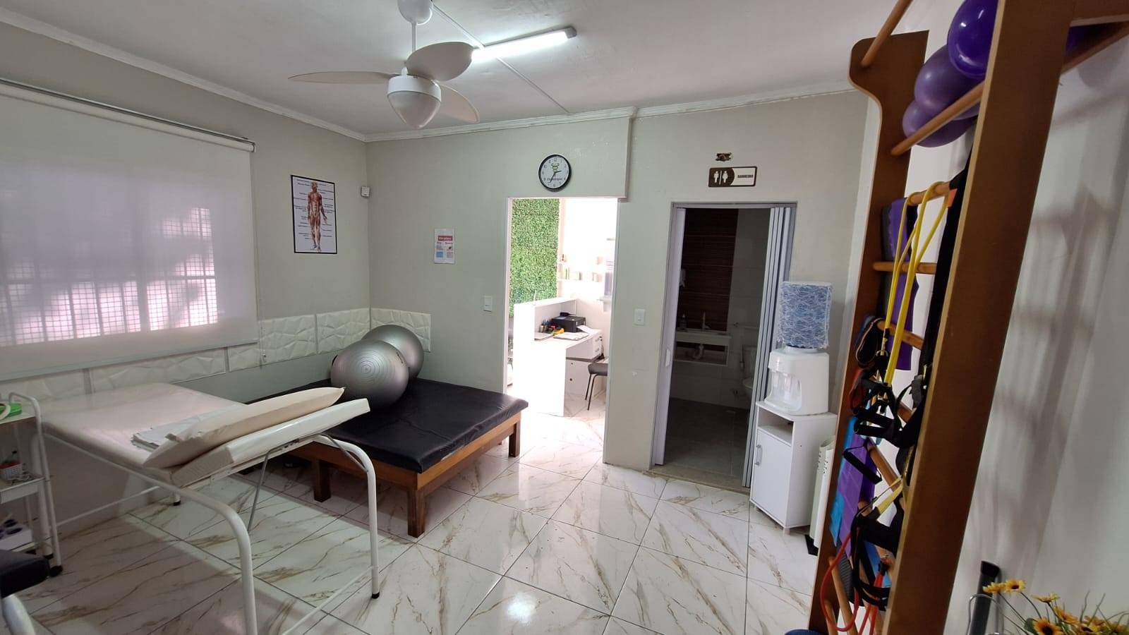 Sala de fisioterapia com macas e espaldar